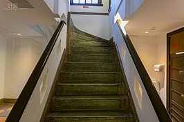 現在難以見到的磨石子加上純銅止滑條的水泥階。