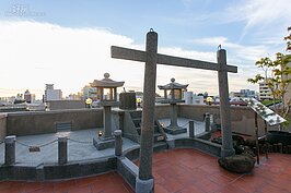 1933年興建的末廣社神社，因空防的關係原本鳥居要拆掉。但是駐紮在此的部隊認為畢竟是私人地方，因此象徵性的僅拆除部分橫柱，因此鳥居才得以保存下來。