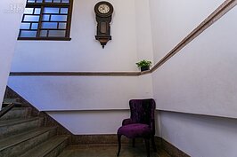 走累了？不妨坐在樓梯轉角的椅子上回想當年盛況吧。