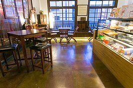 僅存面積不是很大的當年磨石子地板。