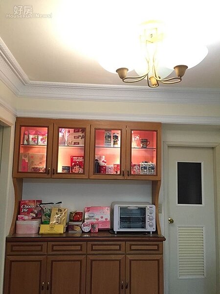 6.餐廳區收納也十分整潔,且媽媽平時也會在櫃子裡擺滿讓Laraine吃不完的零嘴。