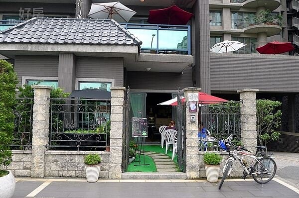 2.林口文化路三段豪宅林立,露台咖啡店藏身幽靜巷弄。