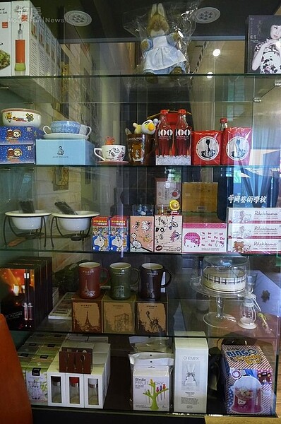 3.復古式的玻璃櫥櫃放置著許多懷舊的商品。