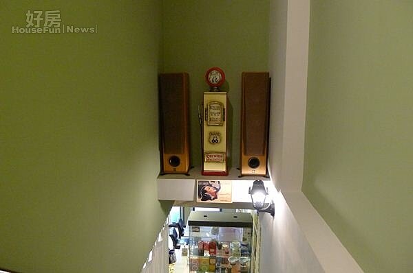 7.樓梯間放著復古音響。