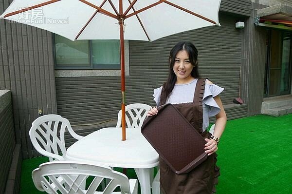 9.十幾坪的大露台視野寬廣,蘇霈也在店充當服務生招呼客人。