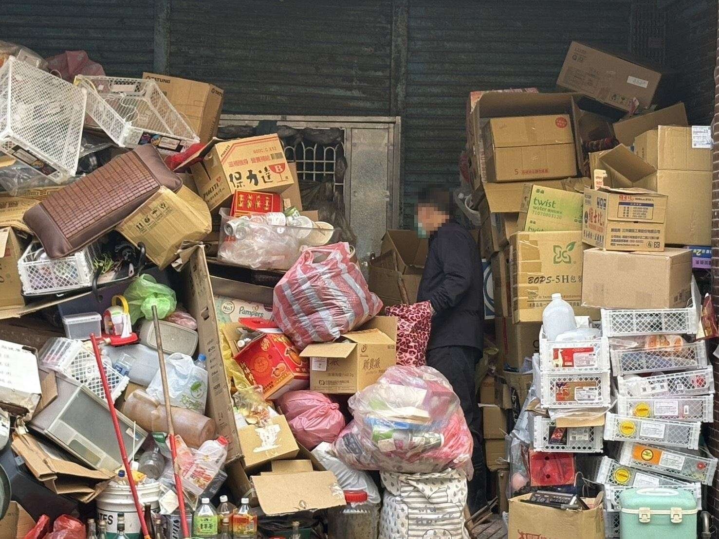 住宅內囤積大量雜物對救災安全有重大風險。圖：市府提供