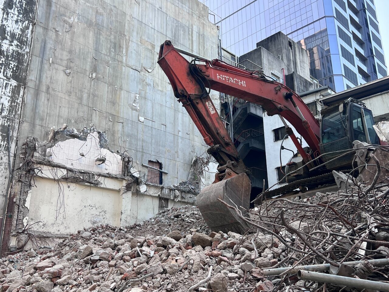 北市松江路一處民宅拆除工程昨天發生鄰損事件，記者林佳彣／攝影 