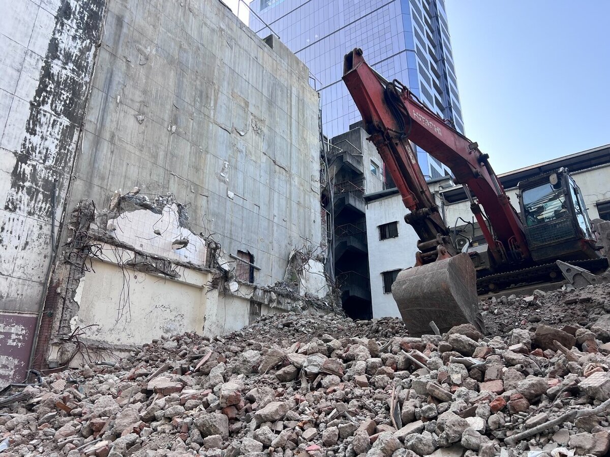 北市中山區松江路一處危老重建案拆除時撞破鄰房牆。記者林佳彣/攝影