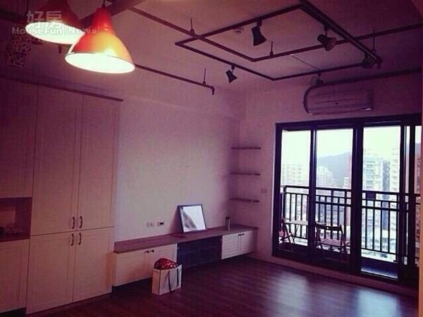 
3.金小曼的新居走工業風，天花板的燈特意裝潢，搭配燈光很有Fu。