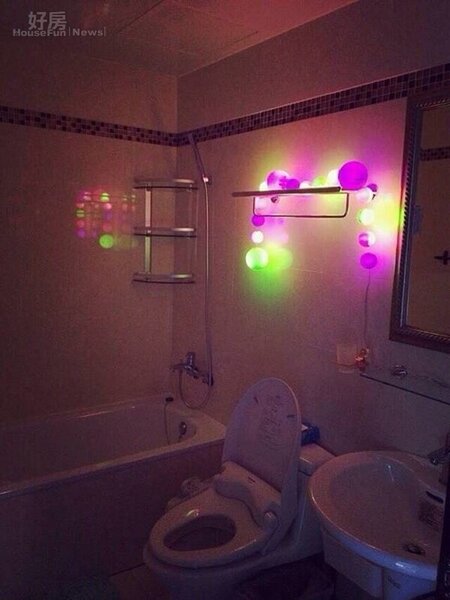 
4.廁所用螢光燈飾布置，別有一番風味。