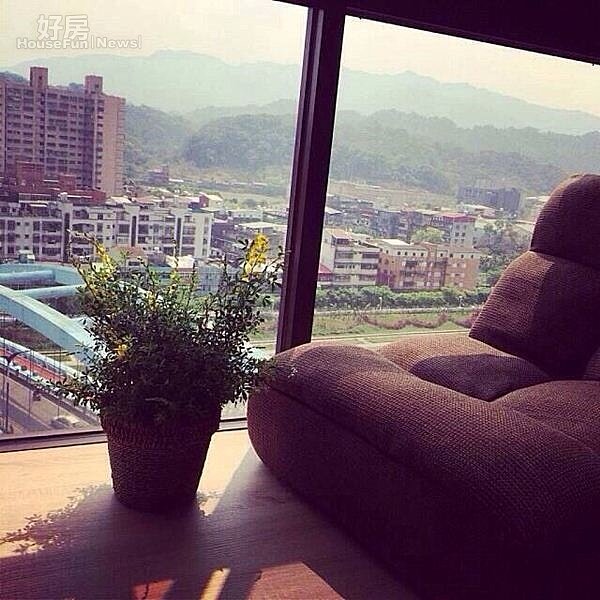 5.窗外有河岸景觀,金小曼也特別放了沙發,可以放鬆。
