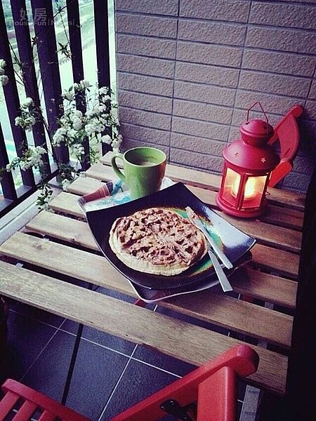 6.客廳外陽台上也放了木桌,在戶外搭配美景吃飯特別享受。