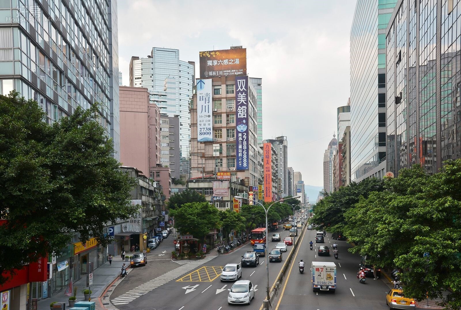 建案廣告 房市情境 街景。（好房網News記者 陳韋帆／攝影）