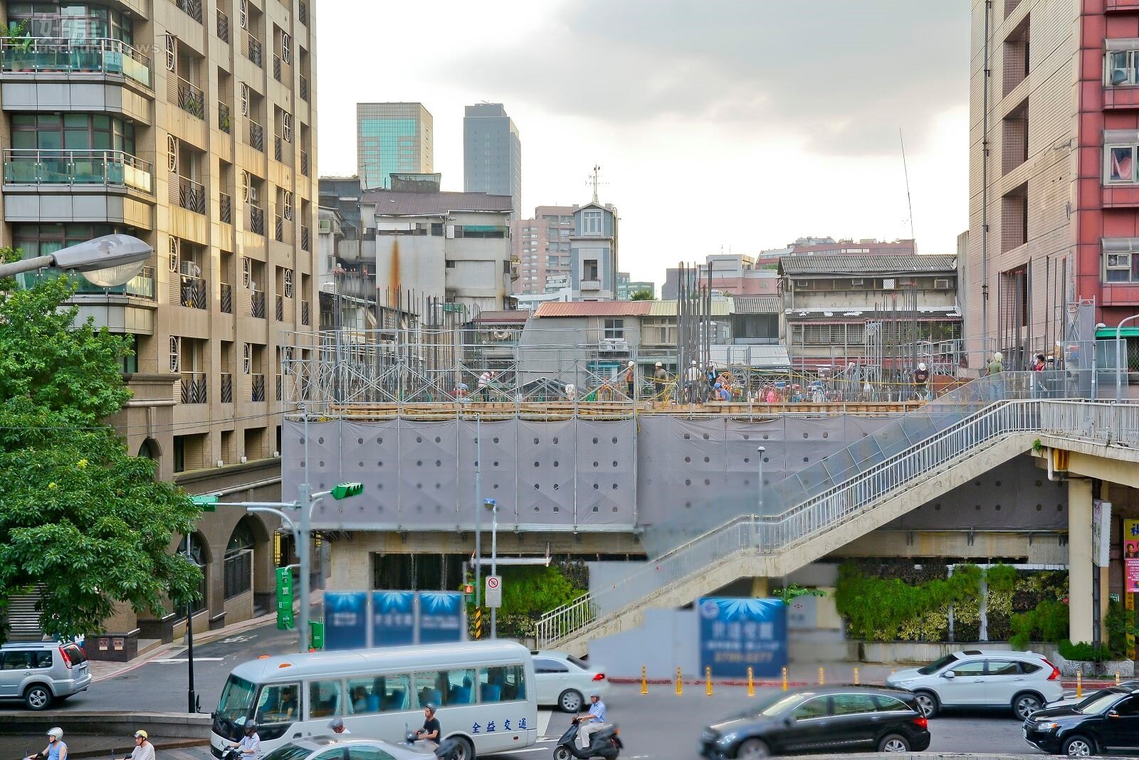 建案廣告 房市情境 街景。（好房網News記者 陳韋帆／攝影）
