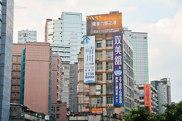 建案廣告 房市情境 街景。（好房網News記者 陳韋帆／攝影）