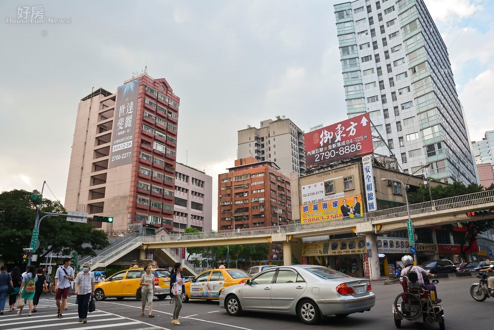 建案廣告 房市情境 街景。(好房網News記者 陳韋帆/攝影)