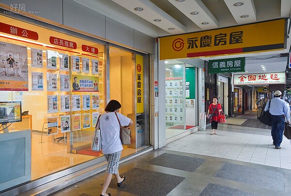 建案廣告 房市情境 街景。(好房網News記者 陳韋帆/攝影)