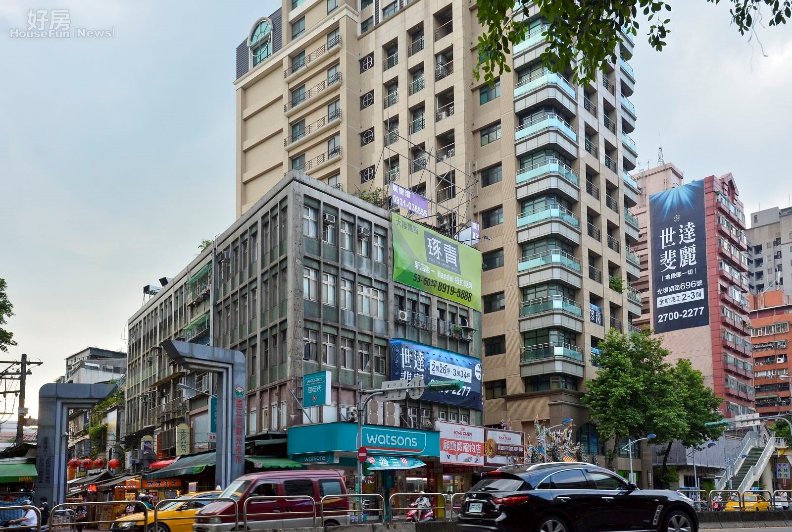 建案廣告 房市情境 街景。(好房網News記者 陳韋帆/攝影)