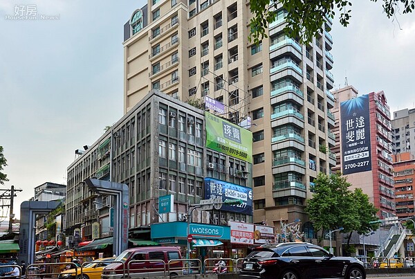 建案廣告 房市情境 街景。(好房網News記者 陳韋帆/攝影)