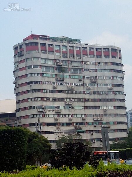 2「萬代福大樓」屋齡逾30年,每坪上看百萬行情。