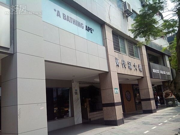 3位居精華地段的社區大樓門面氣派,地板整齊清潔。