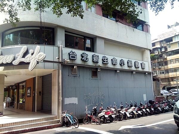 8大樓除了租給服飾店,地下樓則為「台北新生命小組教會」。