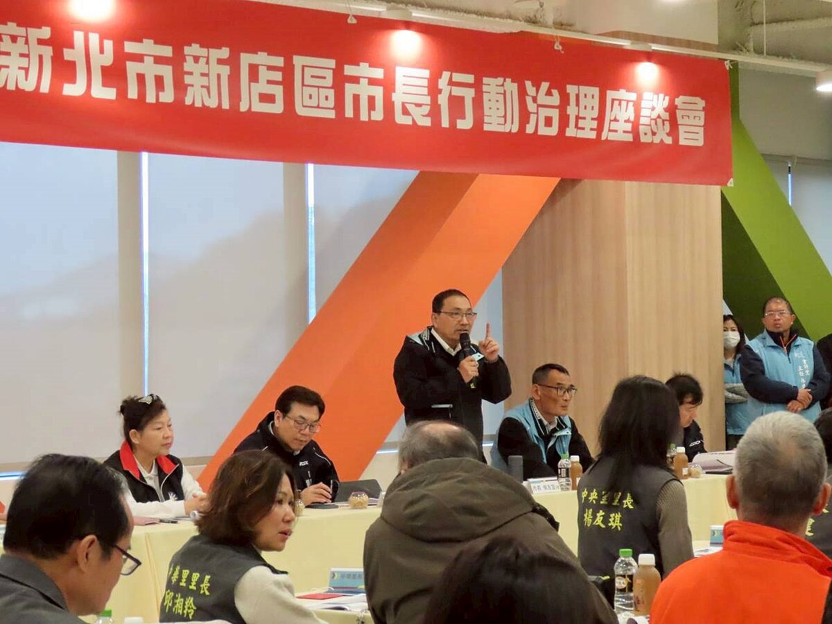 新北市長侯友宜率市府團隊赴新店區召開行動治理座談會，與基層里長面對面溝通地方需求。圖／新北市政府民政局提供

