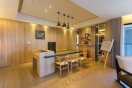 這個案例中，設計師大量採用木質裝潢以提升整體溫馨感覺。
餐廳一面靠著客廳，另外一面則是一連串的木質牆。在牆後有著隱藏式的第三套衛浴設備，除了家人使用外，也可提供來訪的客人使用。這樣的設計可讓客人無需進入主臥或次主臥使用廁所，達到保持主人隱私作用。