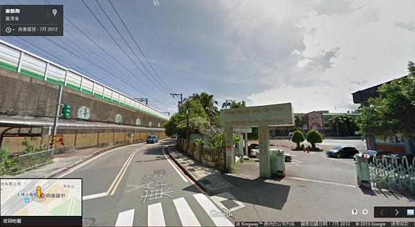 基隆市明德國中旁的人行道狹窄,學童上下課安全堪慮。(翻攝自Google Map)