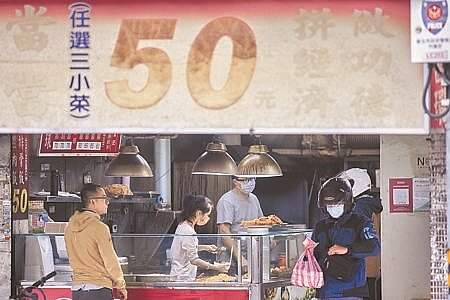 
月營業額逾20萬元的小吃店，118年起須開立統一發票。（杜宜諳攝）
