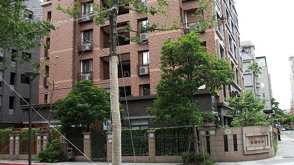 
7「普羅旺斯」在「國美大真」後方，還是「明水路」燙金門牌。