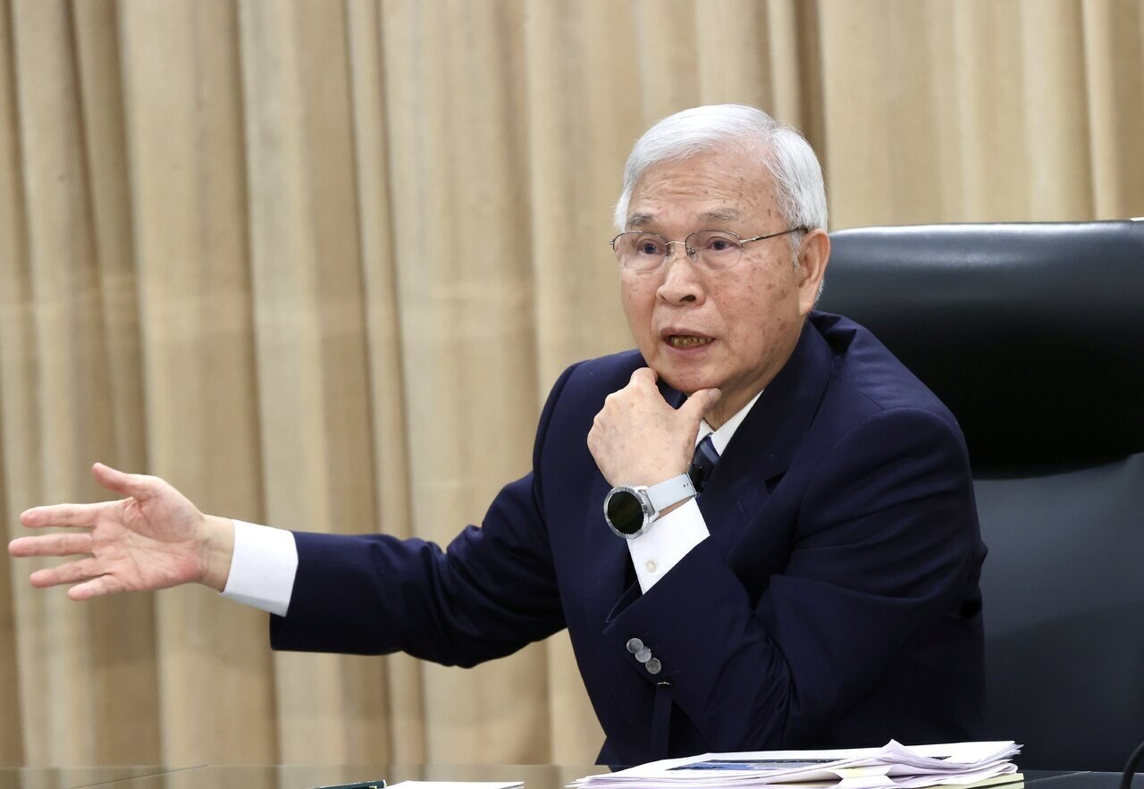 央行今日舉行第一季理監事會議，外界關注的房市管控政策出現變化，總裁楊金龍也呼籲，「建商要能讓利」，就能促成房市的soft landing（軟著陸）。記者黃義書／攝影  