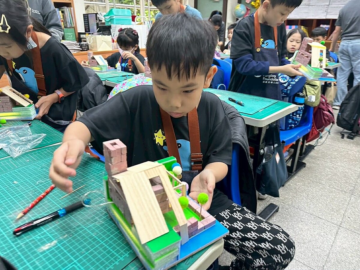 台北大巨蛋球場的廢棄紅土回收後，製成建築教育模型小紅磚。圖／遠雄文教公益基金會提供