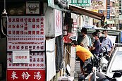 全台小吃店面臨「開發票」海嘯　網嚇壞：乾意麵一碗100元時代要來了