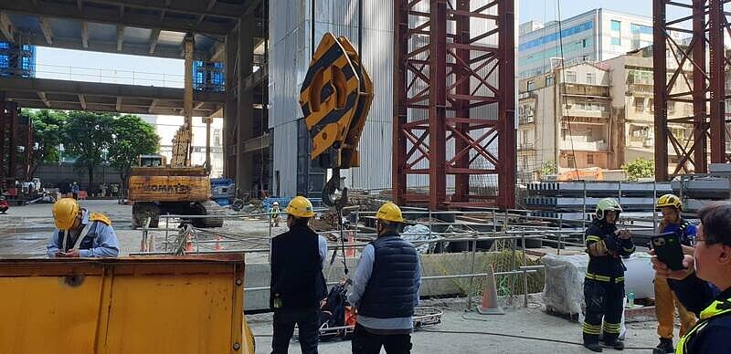 北市南港區一處工地於3月18日上午9時許，發生施工人員墜落死亡案件。圖／好房網News記者黃暐迪翻攝