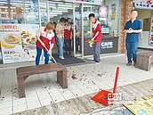 小強大軍攻占騎樓　行人尖叫