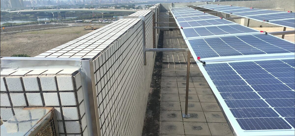 北士科的洲美社區接受補助，裝設可撓式太陽能板。圖／台北市環保局提供