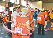 南投愛老人運動會　荔枝、香蕉穿上身