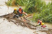 4釣客困新竹沙洲　消防員涉險救人