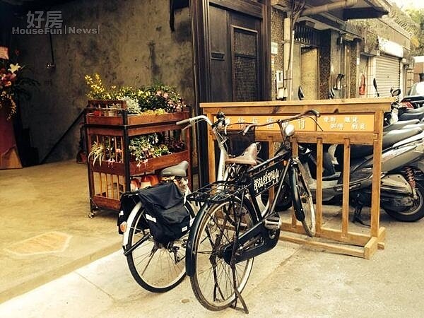 
3.有看過《KANO》這部電影的朋友，對大門口的這台腳踏車肯定不陌生。曹佑寧所飾演的主角AKIRA，總以它載著心愛的初戀女友阿靜。