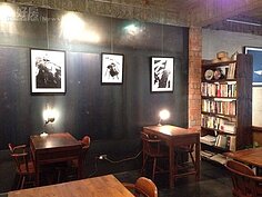 處處設置插頭供筆電充電的貼心設施，正是為了滿足有寫作需求的文青客們。