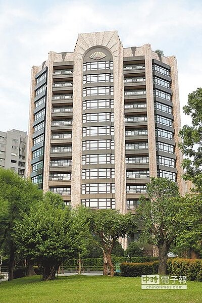 曾被國際物業評選為全球十大獨特豪宅之一的台北頂級豪宅「文華苑」(下圖),最近開價打6折賣出,且買家還是科技業大老、力晶科技創辦人黃崇仁(右圖)。(本報資料照片)