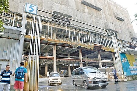 誰要接管?↑↑台北市政府拋出大巨蛋由聯貸銀行團接管議題,銀行界人士表示,除非債務人還款出現問題,對於持有債權的銀行而言,根本沒有必要有接管的念頭。圖為大巨蛋工地一整天還是有車輛進出進行工程施作。(陳麒全攝)