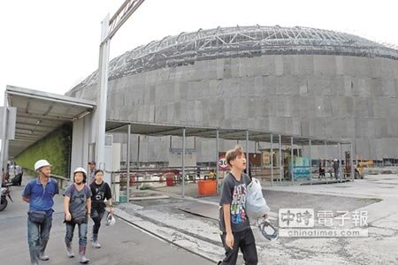 誰要接管?↑↑台北市政府拋出大巨蛋由聯貸銀行團接管議題,銀行界人士表示,除非債務人還款出現問題,對於持有債權的銀行而言,根本沒有必要有接管的念頭。圖為大巨蛋工地一整天還是有車輛進出進行工程施作。(陳麒全攝)