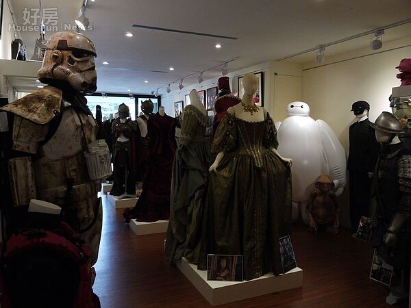 
4.《星際大戰》中的暴風兵、《大英雄天團》中的杯麵以及電影中的戲服，都完善保存在靠邊走藝廊一樓。