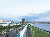淡水河岸　蓋天空公園