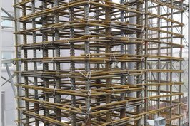 柱屬建築之主要結構，在結構韌性設計中，柱與梁之接頭及端部之圍東區非常重要。本案特別以箍筋延續不斷點之柱一筆箍，代替傳統之柱箍筋與繫筋之交錯繁複綁紮方式，以系統化、標準化方式確實施工，可大幅提升施工品質水準，使房屋結構更加安全穩固。