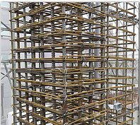 柱屬建築之主要結構，在結構韌性設計中，柱與梁之接頭及端部之圍東區非常重要。本案特別以箍筋延續不斷點之柱一筆箍，代替傳統之柱箍筋與繫筋之交錯繁複綁紮方式，以系統化、標準化方式確實施工，可大幅提升施工品質水準，使房屋結構更加安全穩固。