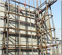 牆雖屬次結構，但也是建築防震之第二道重要防線。牆體鋼筋間距、厚度須定位綁紮，才能發揮強體的抗剪力效果。