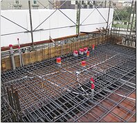 版署建築次結構，在結構設計中，主要是將房屋使用中的活載與呆載傳遞至梁與柱。本案樓板厚度為18cm，版筋全面採用#4鋼筋將強施工，有別於一般傳統的15cm版厚與版筋以#3鋼筋施工，除可提昇樓板鋼筋的施工性與有效承載外，更能提升樓層間的隔音效果，使房屋住得更舒適安心。